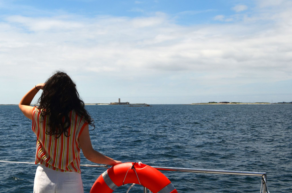 Vue sur le phare de l'îlot Penfret depuis le catamaran à la voile de Voilà Sailcoop (Finistère)