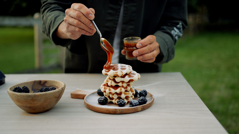 Réalisation de la recette de gaufre au sucre perlé au Haras national d'Hennebont par le chef pâtissier Pièr-Marie Le Moigno (Morbihan)