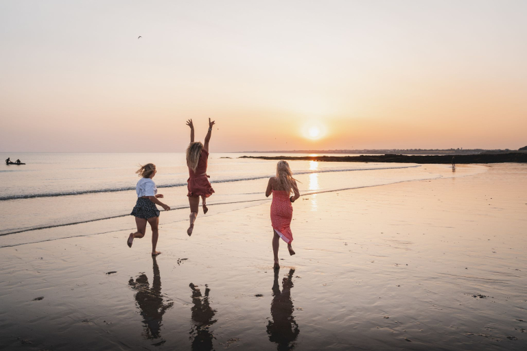 Amies au coucher de soleil sur la plage de Fort-Bloqué, à Ploemeur Guidel (Morbihan)