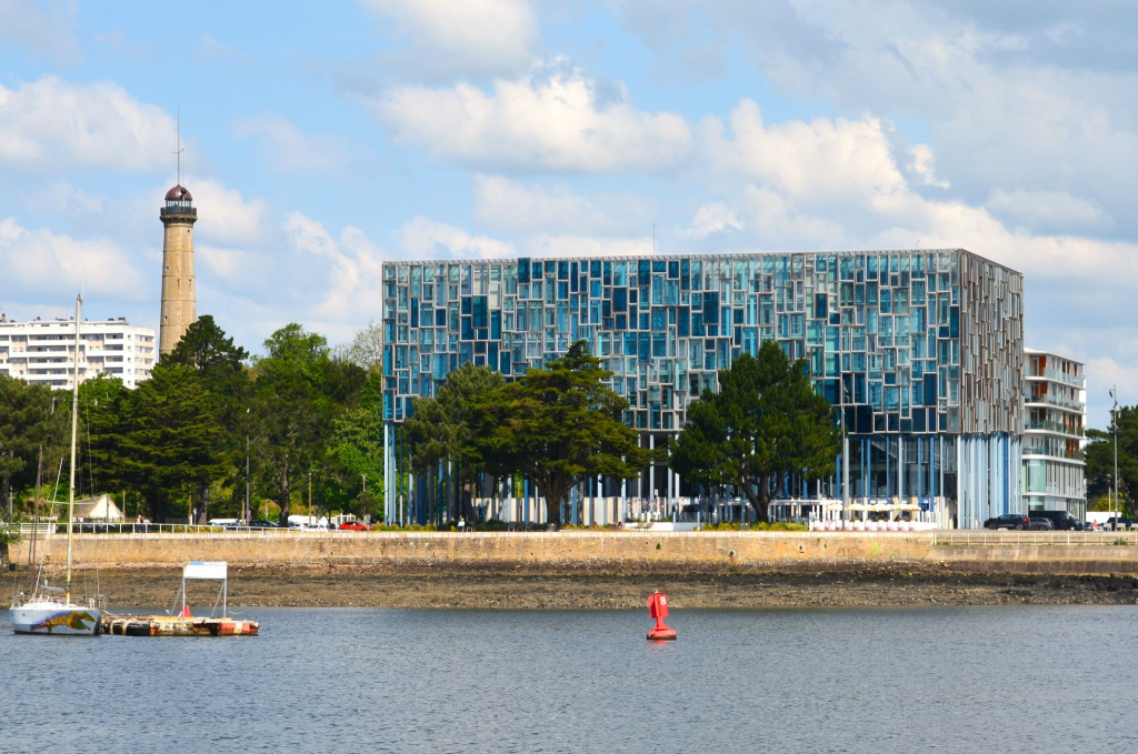 Maison de l'Agglomération et tour de la Découverte dans le quartier du Péristyle à Lorient (Morbihan)