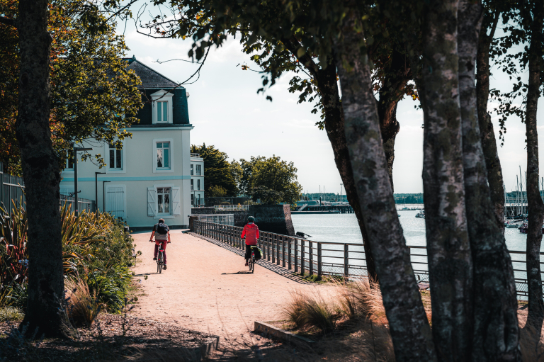 Balade à vélo sur les rives de la rade de Lorient, en centre-ville (Morbihan)