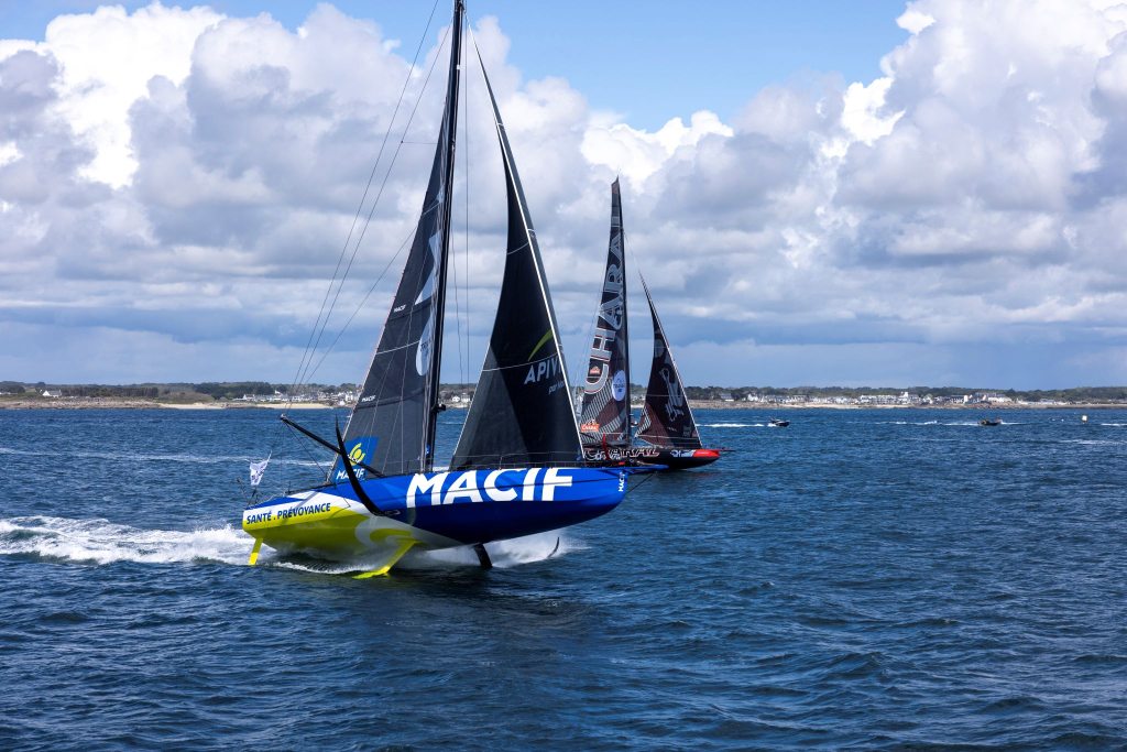 Bateau IMOCA Macif en navigation pendant le départ de The Transat CIC depuis Lorient La Base (Morbihan)