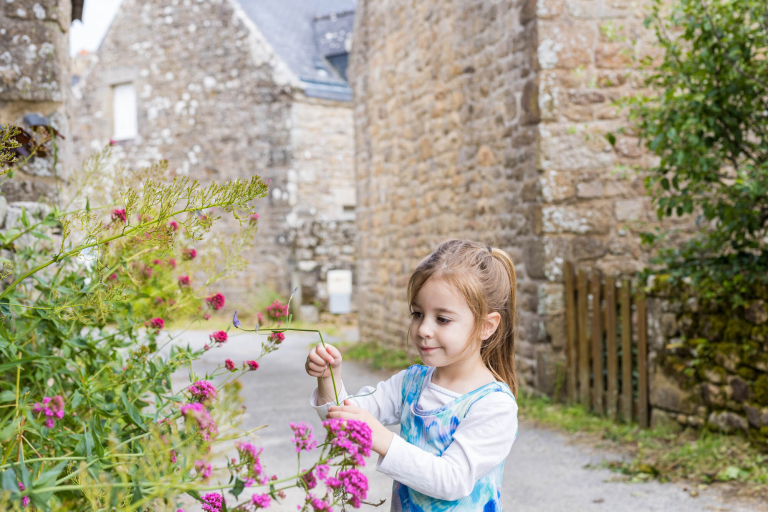 Fleurs et petites maisons en pierre du village de Saint-Colomban à Carnac (Morbihan)