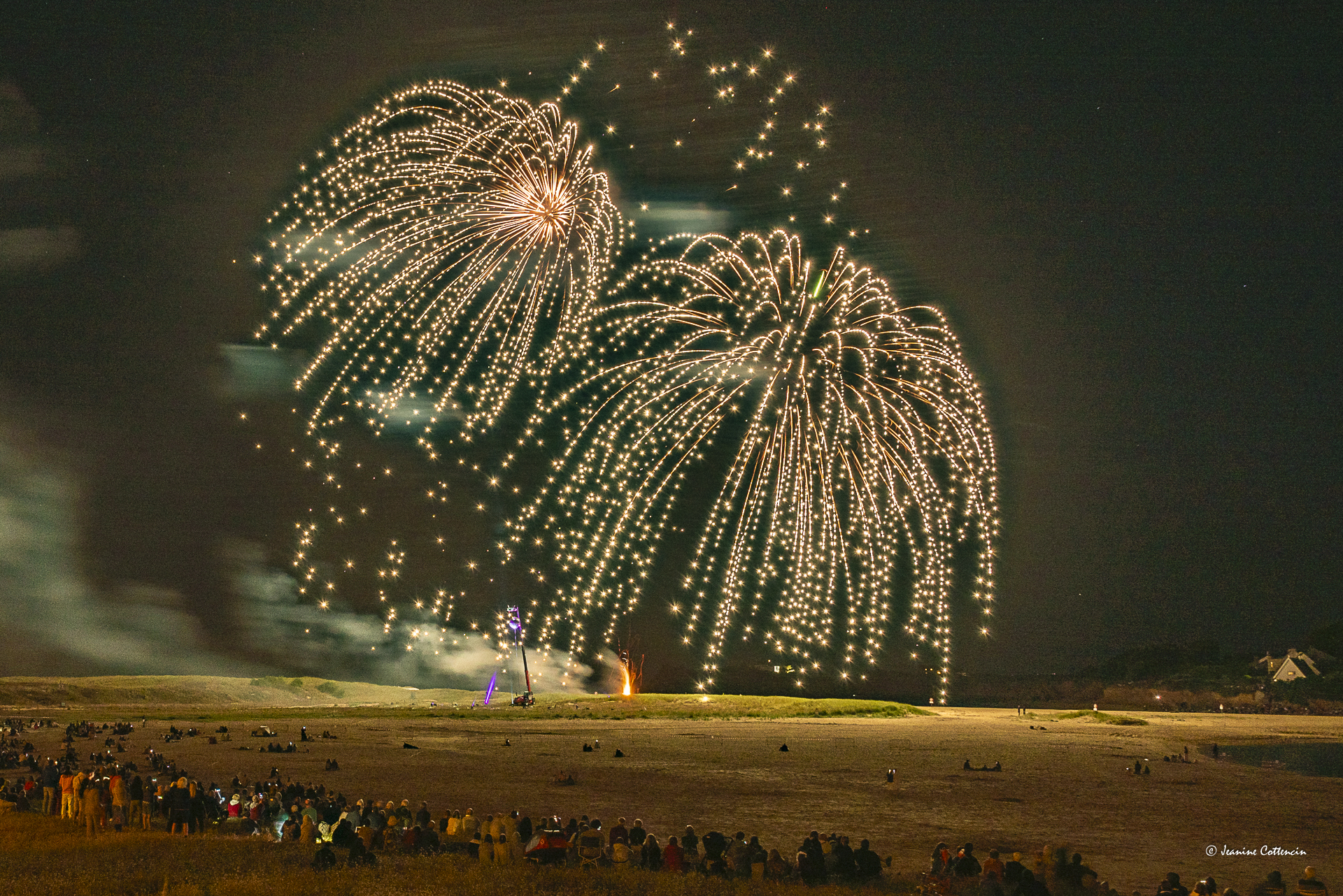 Feux d'artifice pendant le spectacle pyrotechnique Nuits Étoilées, en août à Guidel Plages (Morbihan)