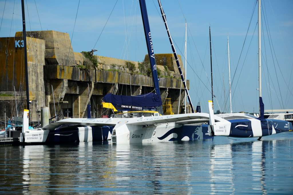 Ultim Gitana, trimaran de course au large au pontons de Lorient La Base (Morbihan)