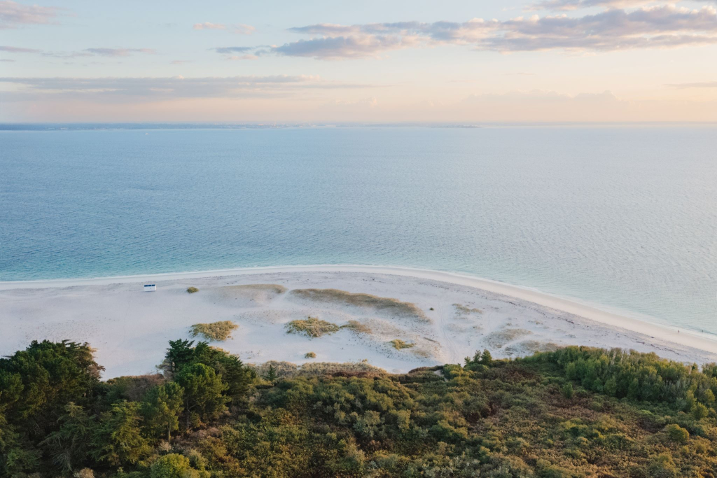 Vue aérienne de la plage des Grands Sables au lever de soleil, sur l'île de Groix (Morbihan)