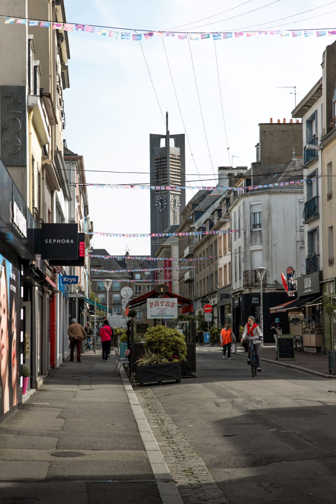 Boutiques de la rue de la Patrie dans le centre-ville de Lorient (Morbihan)