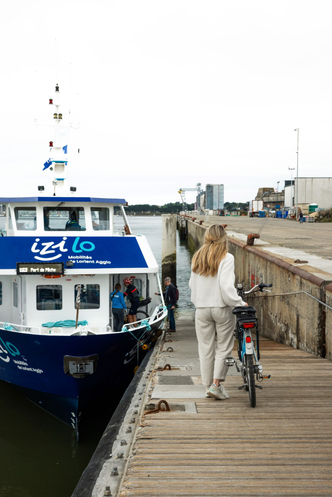 Embarquement avec vélo dans le bateau-bus à Lorient (Morbihan)