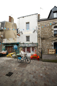 Vélo dans la Grande Rue de Port-Louis (Morbihan)