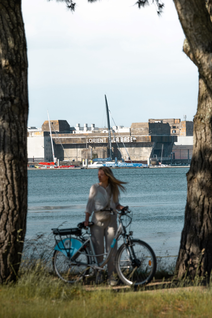 Vélo sur la piste cyclable de Larmor-Plage devant la base de sous-marins de Lorient (Morbihan)