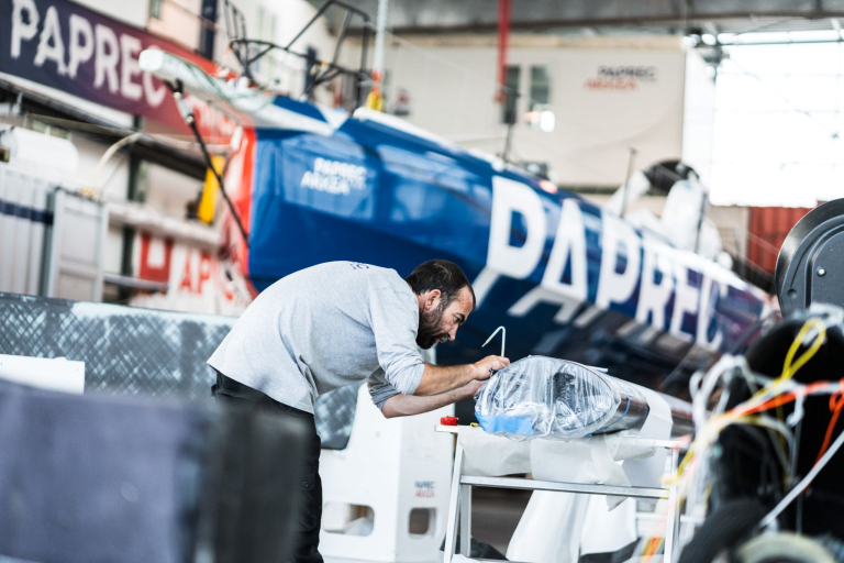 Visite des coulisses du team de course au large Paprec Arkéa en collaboration avec la Cité de la Voile à Lorient La Base (Morbihan)