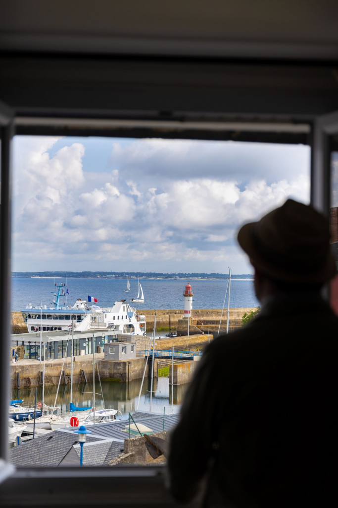 Vue sur Port-Tudy depuis la chambre d'hôtel Ty Mad à l'île de Groix (Morbihan)