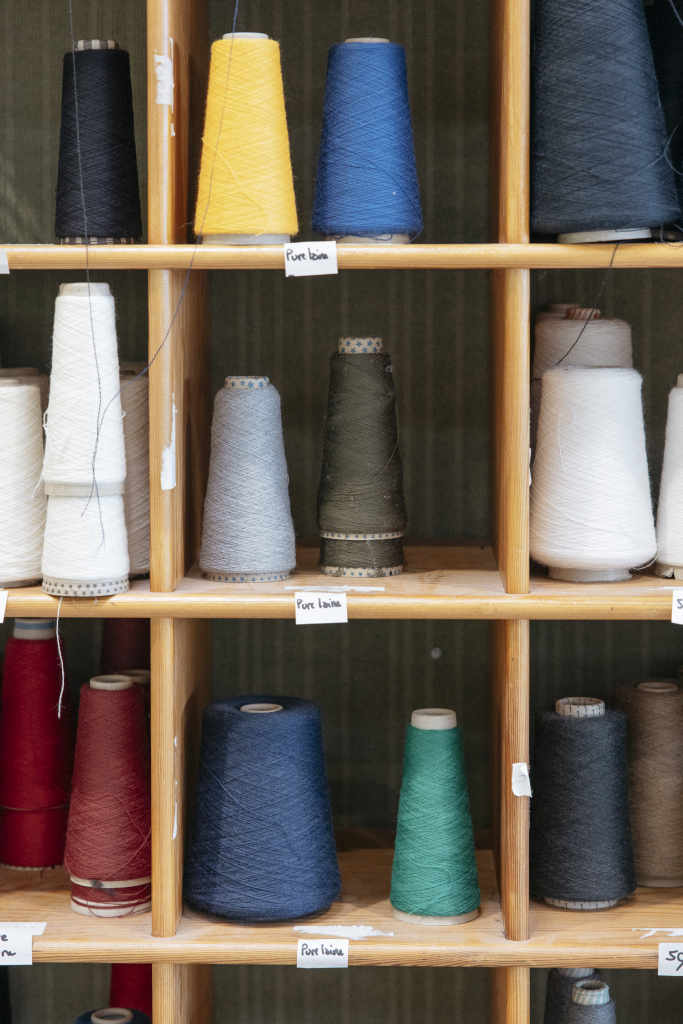 Bobines de fil dans  les ateliers de la manufacture Le Minor à Guidel (Morbihan) 