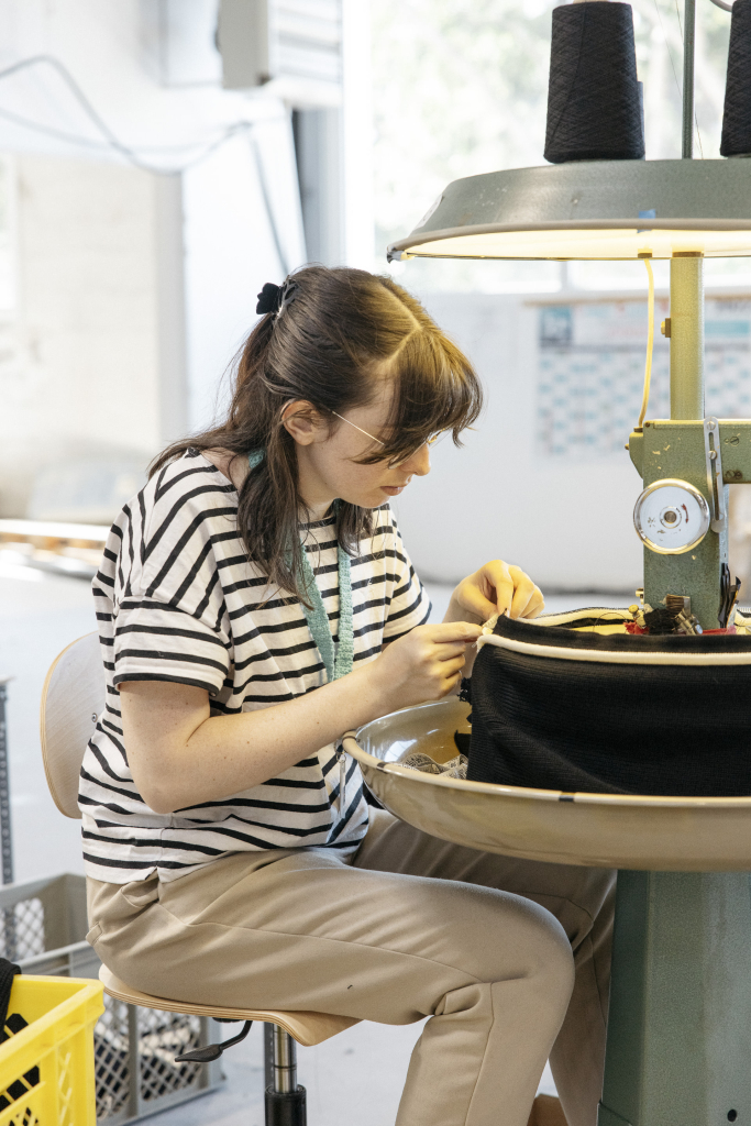 Couturière en plein travail dans la bonneterie de Le Minor à Guidel (Morbihan)