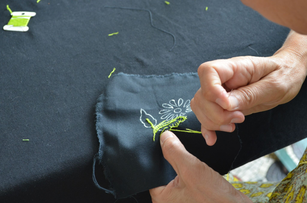 Atelier de broderie des pays celtes pendant le Festival Interceltique de Lorient (Morbihan)