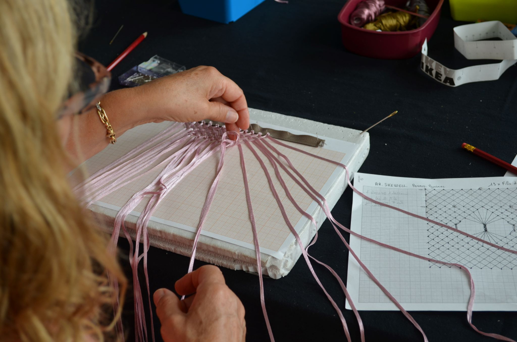 Atelier, stage de macramé pendant le Festival Interceltique de Lorient (Morbihan)