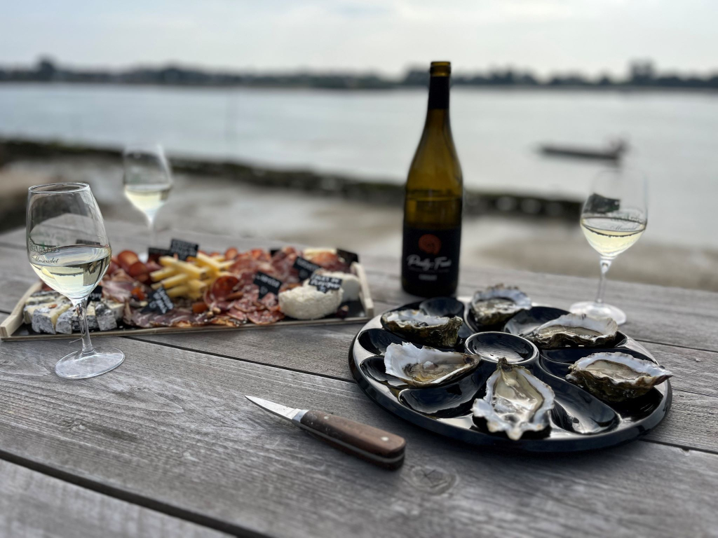 Dégustation d'huîtres dans la guinguette Larmor Ostréa à Belz, sur la Ria d'Etel (Morbihan) 