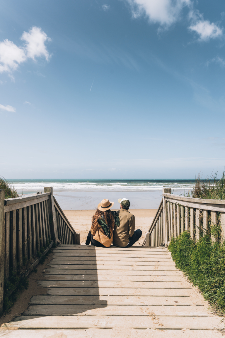 Couple assis devant la plage du Loch à Guidel (Morbihan)