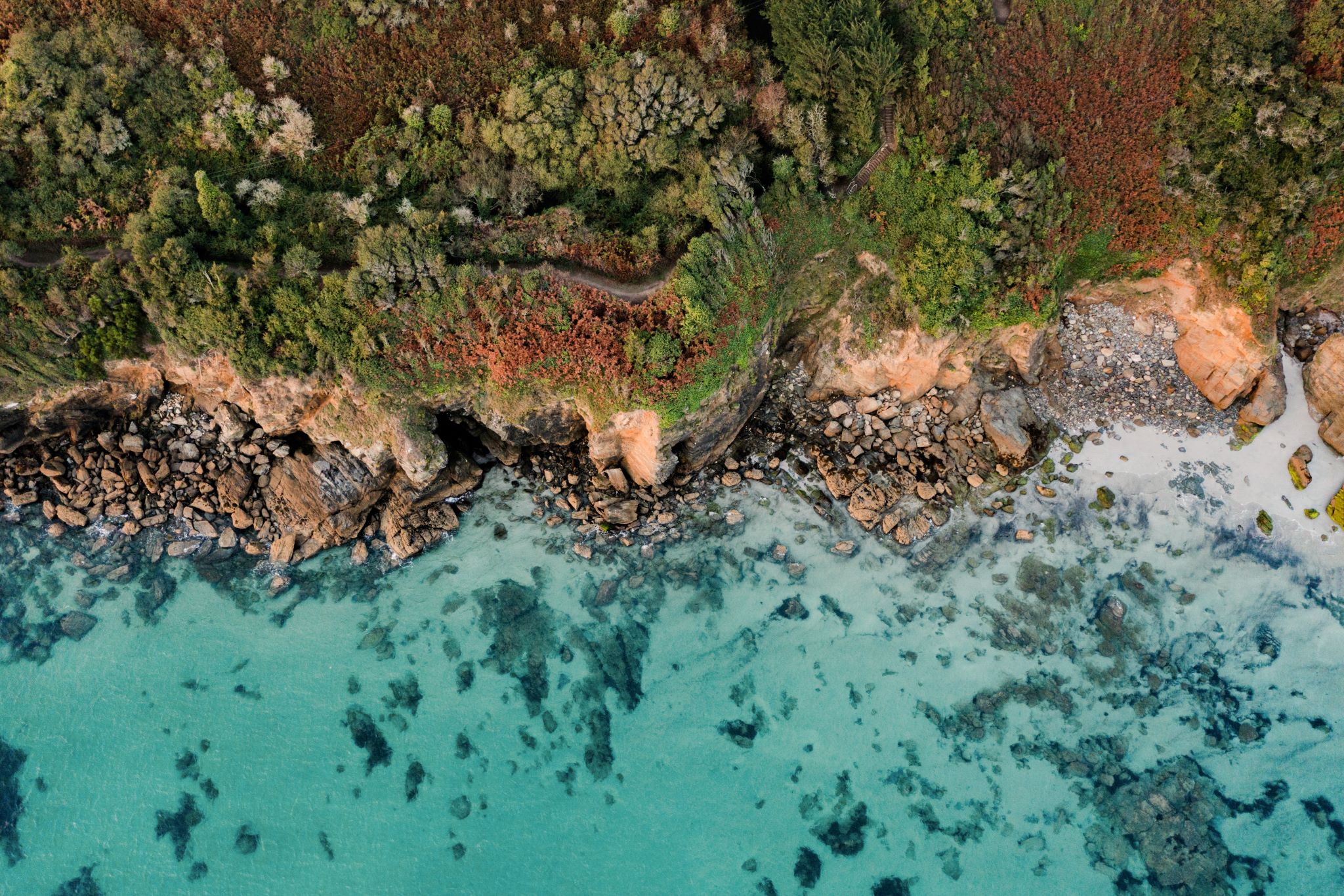 Vue aérienne de l'eau de l'île de Groix et chemins de randonnée à l'automne (Morbihan)