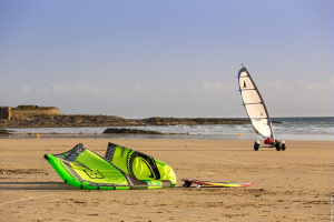 Char à voile et voile de kite-surf sur la plage de Fort-Bloqué à Guidel - Ploemeur (Morbihan)