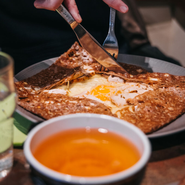 Crêpe (galette) complète et bolée de cidre dans une crêperie de Bretagne