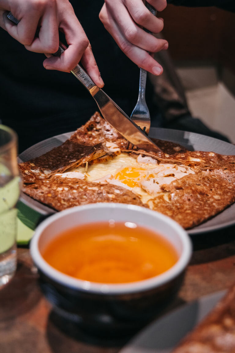 Crêpe (galette) complète et bolée de cidre dans une crêperie de Bretagne