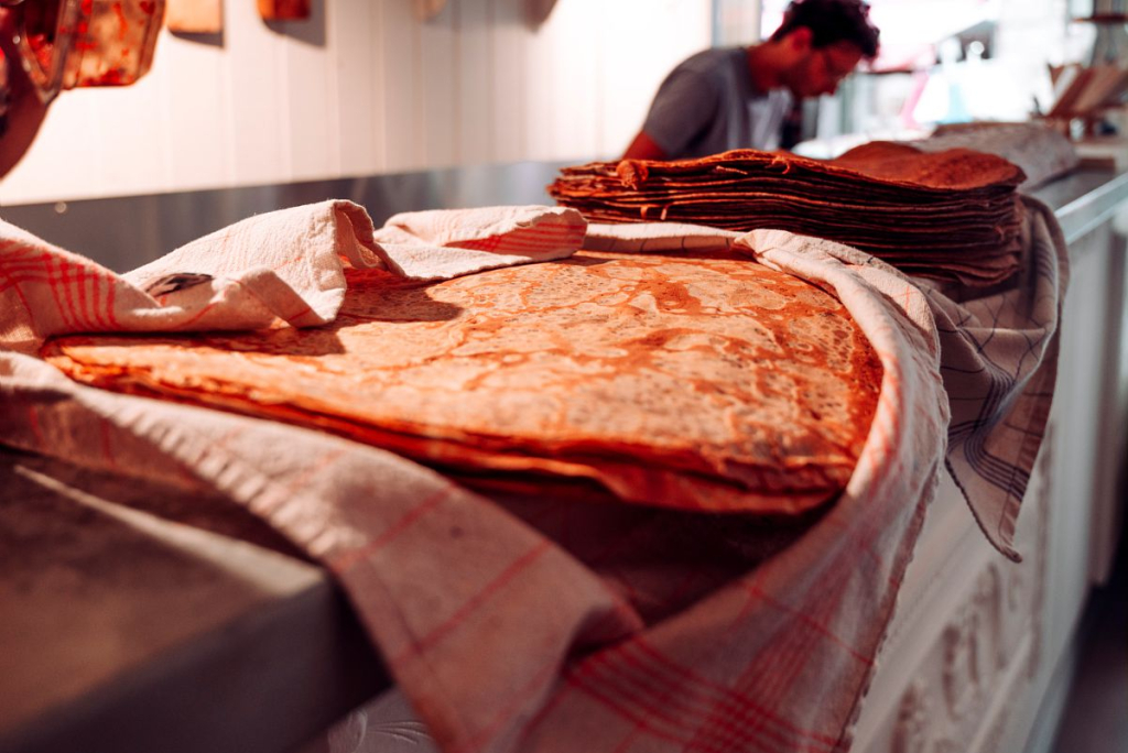 Crêpes et galettes de froment et de blé noir dans une crêperie de Bretagne