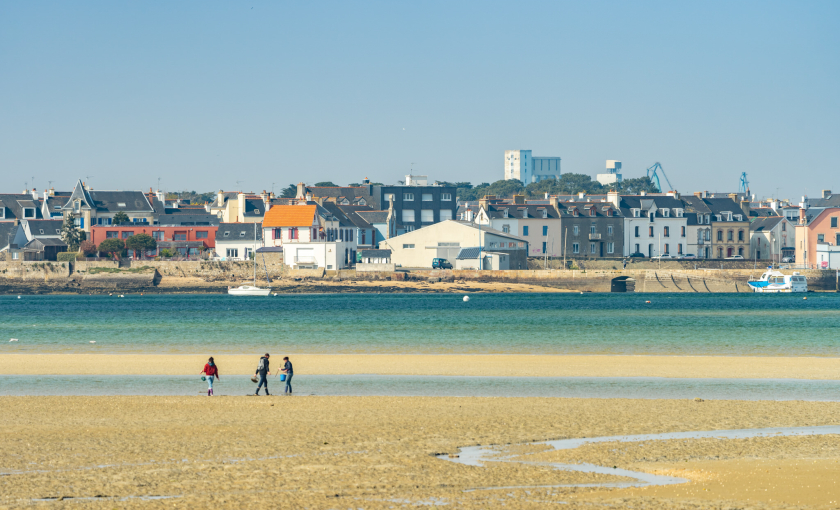 Pêcheurs à pied à marée basse sur la Presqu'île de Gâvres sur la petite mer.