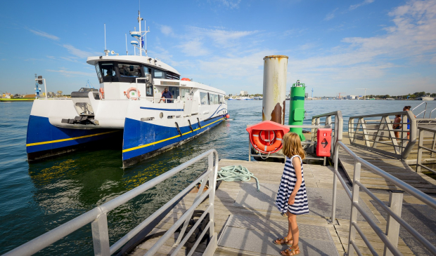 Embarquement dans le bateau bus au port de Pen Mané à Locmiquélic (Morbihan)