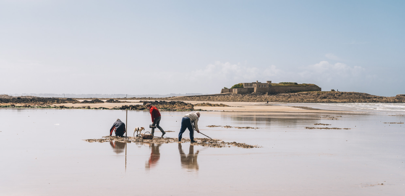 Pêcheurs à pied sur la plage du Fort-Bloqué, à Ploemeur (Morbihan)