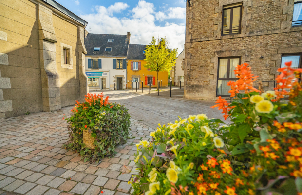 Fleurs et maison dans le bourg de Languidic ©Thibault PORIEL-LBST