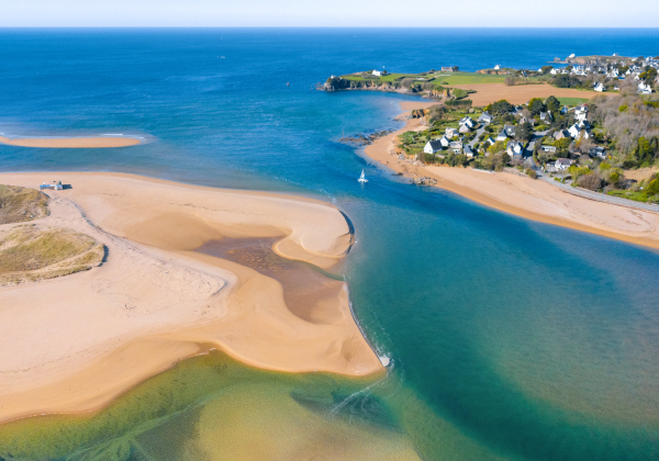 Vue aérienne de l'embouchure de la Laïta à Guidel-Plages (Morbihan)