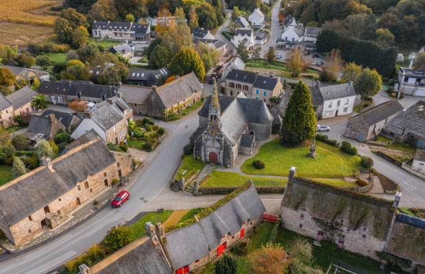 Le village breton de lanvaudan et ses chaumières au toits de chaume