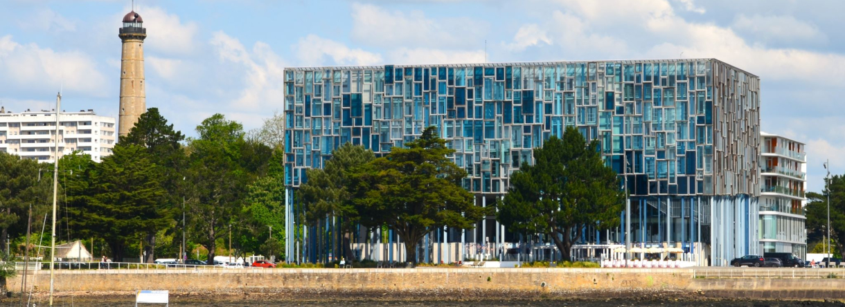 Maison de l'Agglomération et tour de la Découverte dans le quartier du Péristyle à Lorient (Morbihan)