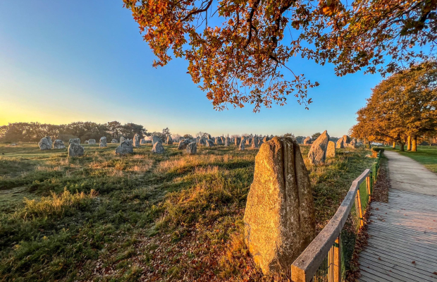 Sentier balisé le long des alignements de menhirs à Carnac (Morbihan)