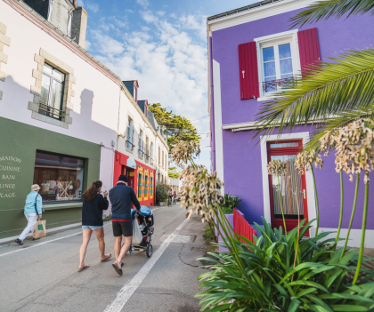 Balade dans les ruelles de maisons colorées dans le bourg de l'île de Groix (Morbihan)