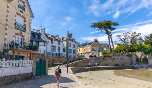 Balade dans les rues de Larmor-Plage du côté de la plage de Toulhars (Morbihan)