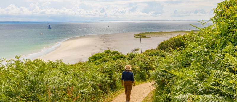 Balade sur le sentier côtier du côté de la plage des Grands Sables à l'île de Groix (Morbihan)