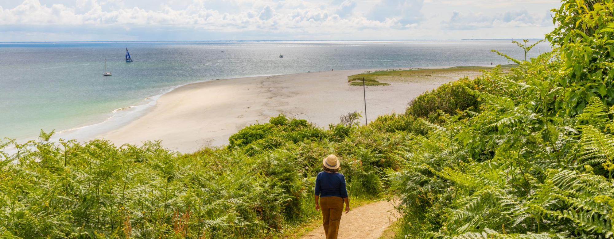 Balade sur le sentier côtier du côté de la plage des Grands Sables à l'île de Groix (Morbihan)