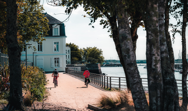 Balade à vélo sur les rives de la rade de Lorient, en centre-ville (Morbihan)