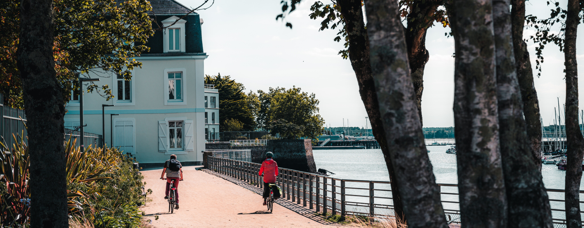 Balade à vélo sur les rives de la rade de Lorient, en centre-ville (Morbihan)