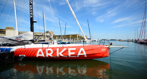 Bateau de course au large IMOCA Arkéa, au pôle course de Lorient La Base (Morbihan)