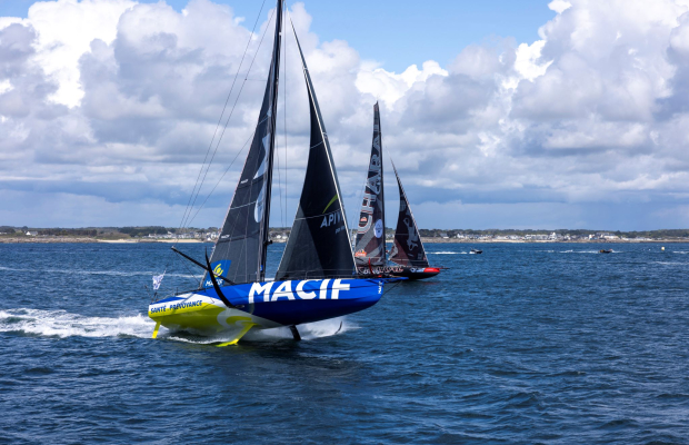 Bateau IMOCA Macif en navigation pendant le départ de The Transat CIC depuis Lorient La Base (Morbihan)