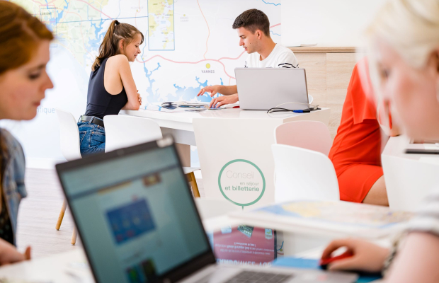 Billetterie et conseil en séjour à l'office de tourisme de Lorient (Morbihan)