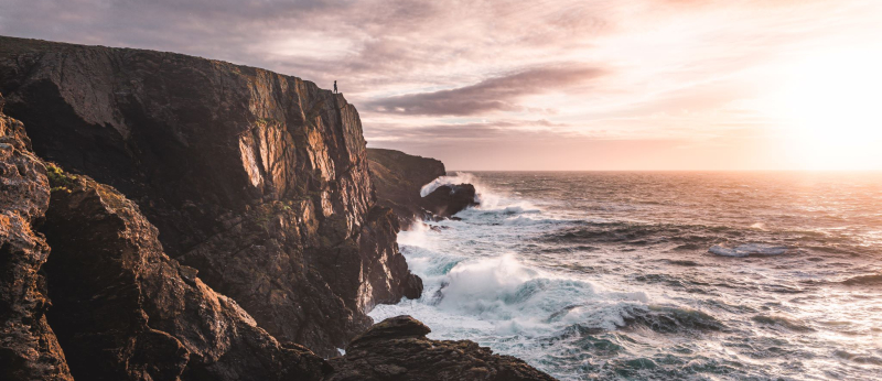 Coucher de soleil et tempête sur la pointe de Pen Men, côte sauvage de l'île de Groix (Morbihan)