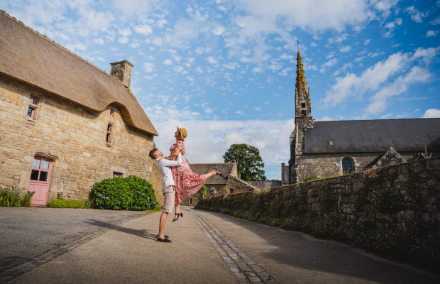 ©Tony Esnault - LBST - Couple dans un village à l'architecture bretonne