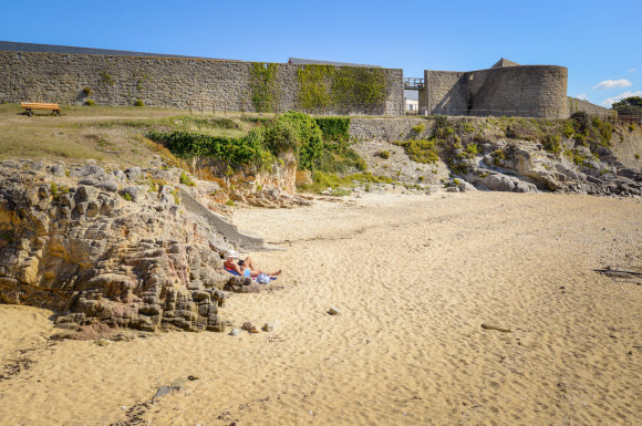 Les plus belles plages de Lorient Bretagne sud - Ile de Groix, Grands  sables et Sables Rouges Fort Bloqué à Ploemeur, Grand sîte dunaire de  Gâvres-Quiberon