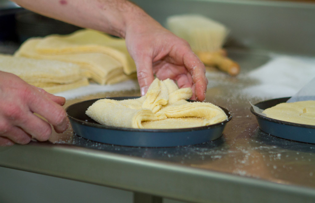 Démonstration de fabrication du Kouing Amann breton dans une biscuiterie de Lorient Bretagne Sud (Morbihan)