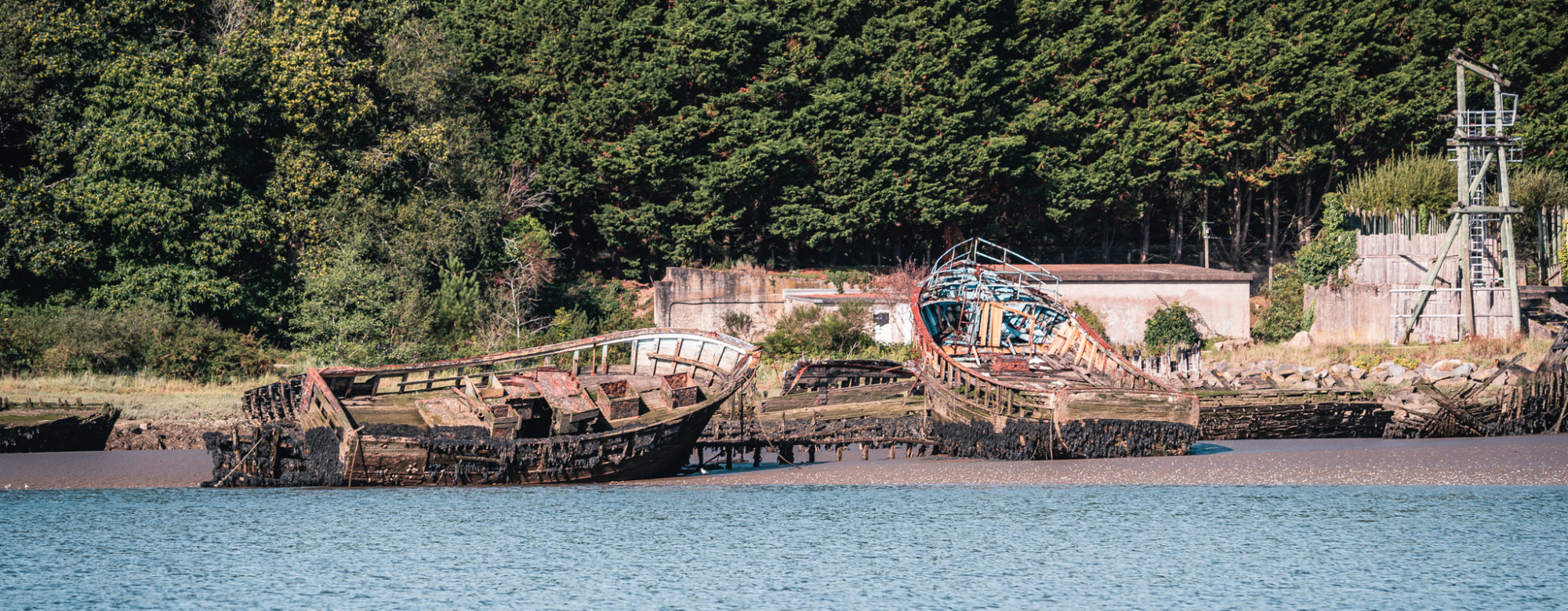 Vue depuis l'eau du cimetière de bateaux de Kerhervy, sur le Blavet à Lanester (Morbihan)