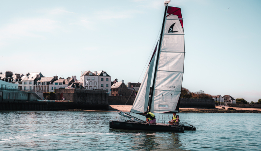 Catamaran sur la rade de Lorient face à Port-Louis, activité à faire en Morbihan